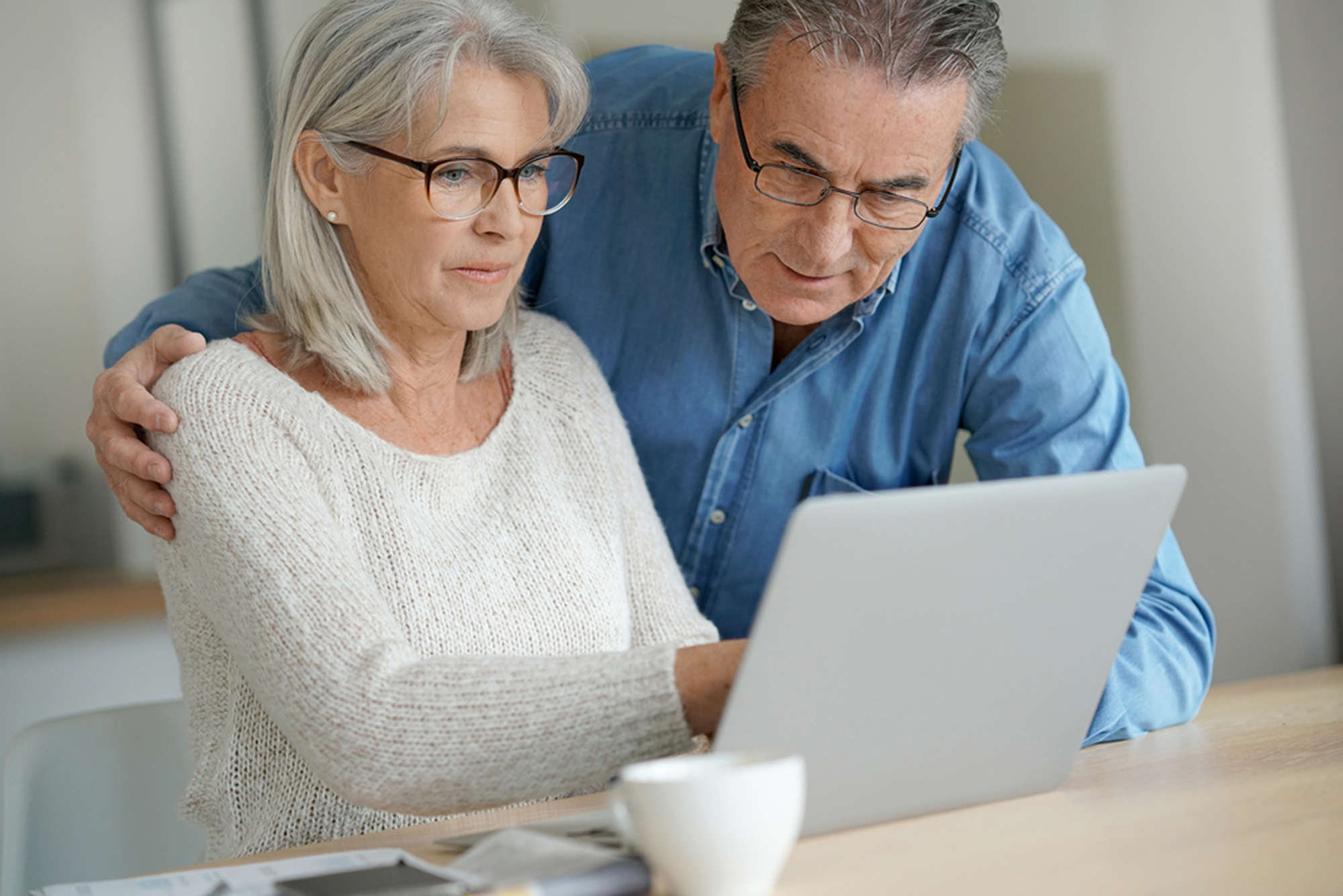 old couple creating free legal will that can also be downloaded and printed on canadwills
